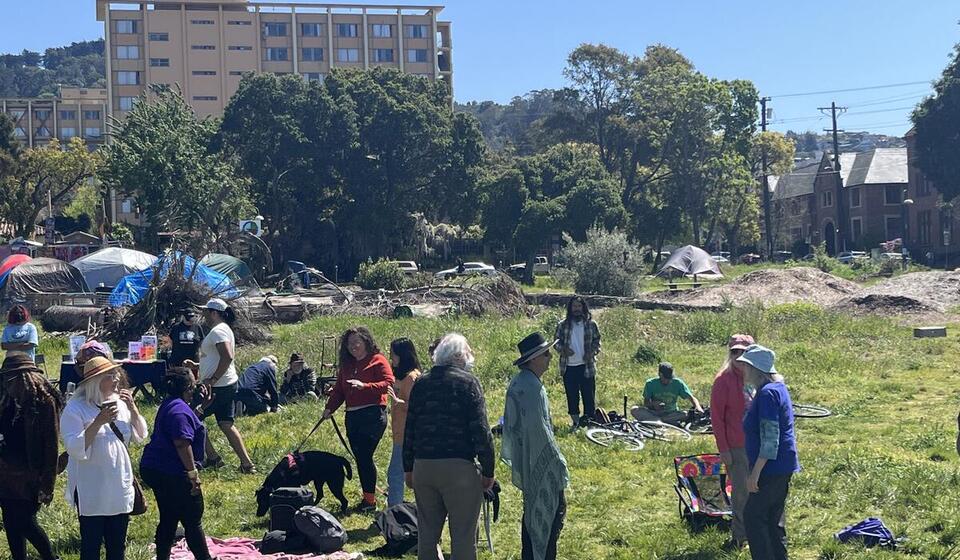 Groups of people on Memorial Glade